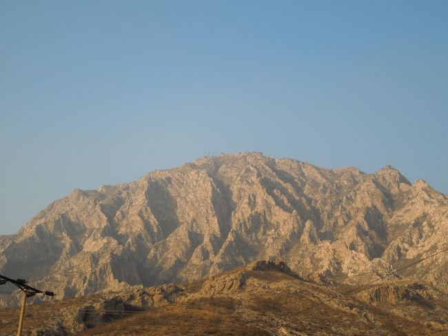 バスは鶏鳴山の麓をぐるっと迂回して下花園に向かいます。<br />