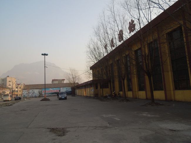 １０分ほどで、下花園の駅に着きました。<br />彼方にうっすらと鶏鳴山<br />