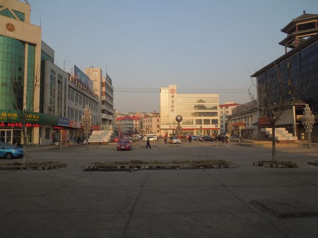 下花園の駅から正面ロータリーを眺めます。<br />昨夜、暗い中を宿探しで右に左に歩きました。<br />