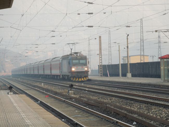 おっ、下り列車が来ました…<br />