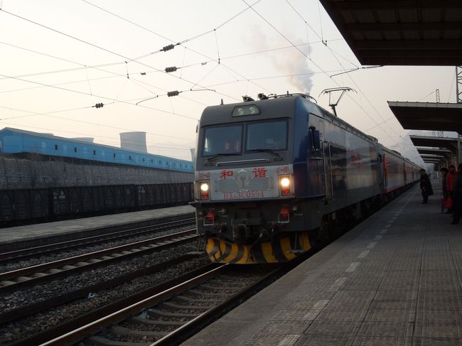 ほぼ間髪いれずに上り列車の１６：３１の北京西駅行きのK7702も来ました。<br />