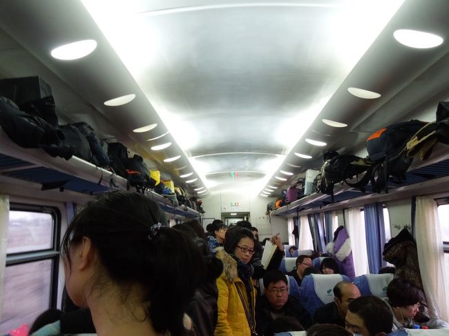 乗ってみて呆然！<br />こ、混んでます…<br />北京までこの状態で３時間とは泣けてきます。<br />
