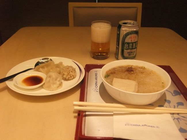 機内では、映画で大奥があったので観てたらあっというまに台北に到着。<br /><br />乗り継ぎは３時間あるので、ラウンジでシャワー浴びたりご飯食べたりネットしたりして過ごす。<br /><br />搭乗ゲートで行きが隣の席だったお兄さんに再会。<br />私は適当にガイドブックによく載ってるTARO（60円弱相当）を買ってきたのに、お兄さんはちゃんとした箱物のお土産を買ってきてくれていた！<br />いやはや申し訳ない。。。