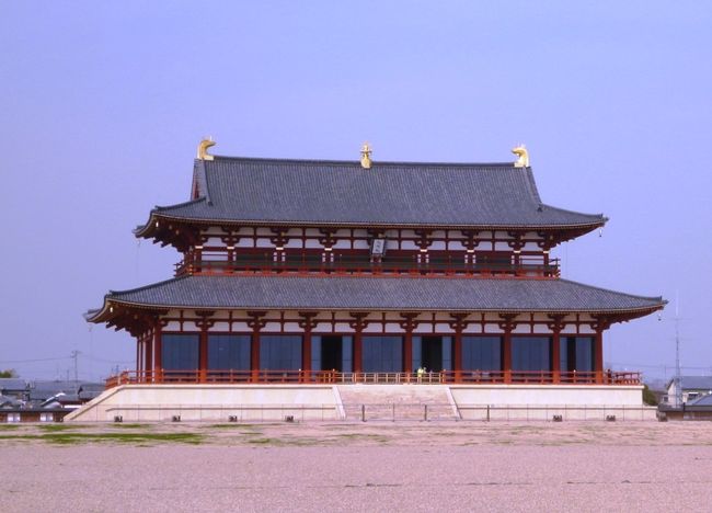 この日は黄砂が飛ぶ前の日でラッキーでした。<br /><br />目指せ大極殿。南門から撮影。