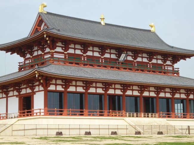 近づいてきました。<br /><br />屋根瓦約9万7000枚を使った平城宮最大の宮殿ですが、設計図が残っていないので想像して作りました。