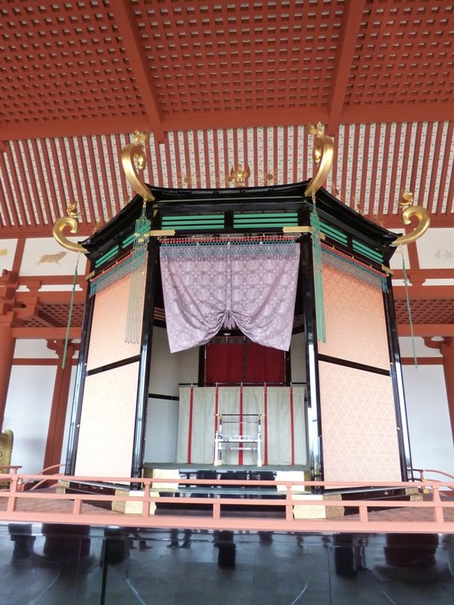 高御座正面。<br /><br />謁見の時天皇が座る玉座です。