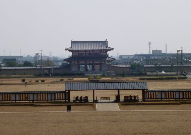 朱雀門は大極殿の真正面に、その間800m。<br /><br />大極殿から撮影しました。<br />その前に見える門は大極殿の南門です。ここをくぐってきました。