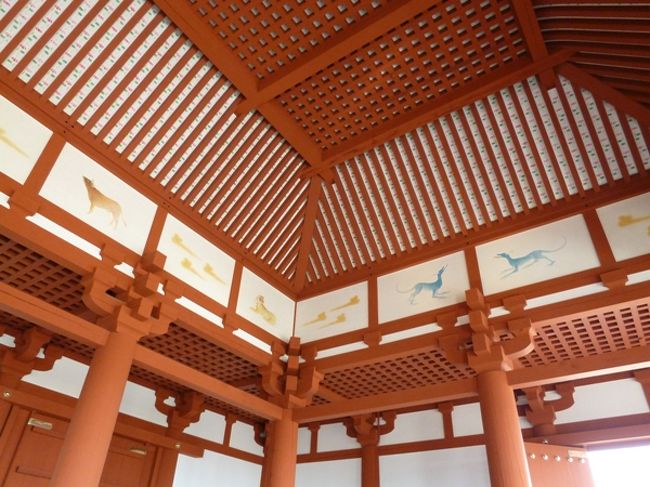 いよいよ中に入ります。<br /><br />四神十二支の絵は上村淳之画伯作。