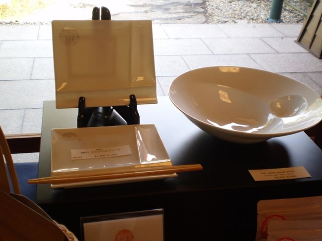 同じくアムリットのショップ。レストランで使用されている食器です。<br /><br />平城旧跡まで足を伸ばすことに・・