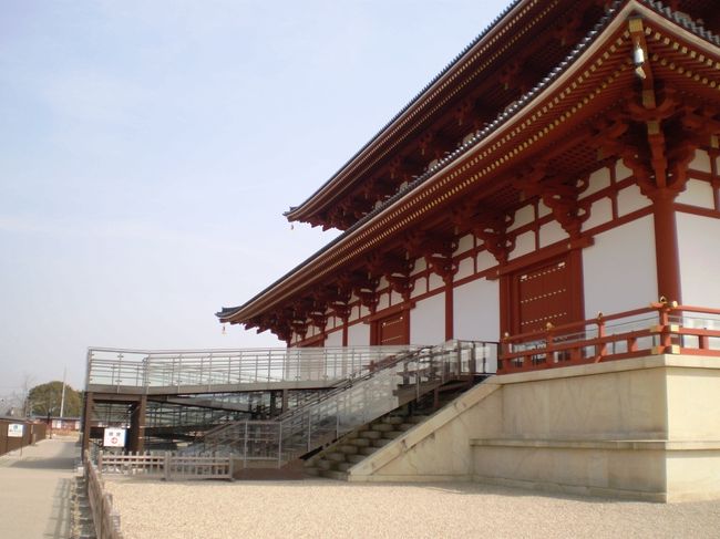 ちょうど裏から階段を上がります。スロープもあるので車いすでも見学できます。