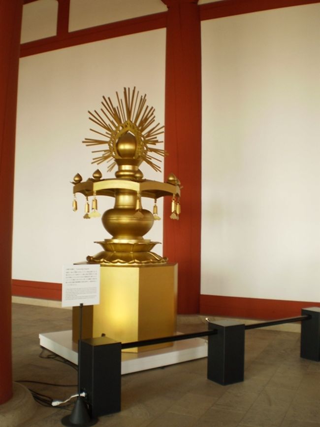 屋根の中央。<br /><br />法隆寺の屋根を参考に初唐時代の様式にしたそうです。