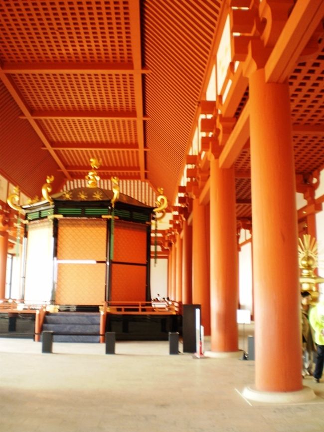 直径70cmの朱色の柱44本が使われています。<br /><br />高御座(側面）が見えます。