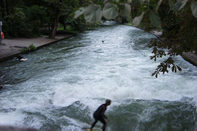 そして、川から陸に上がる。<br />その繰り返し。<br /><br />バスが来たので、ミュンヘン中央駅まで乗って、オクトーバーフェスト会場に再び向かいます。<br />続きは別旅行記で。