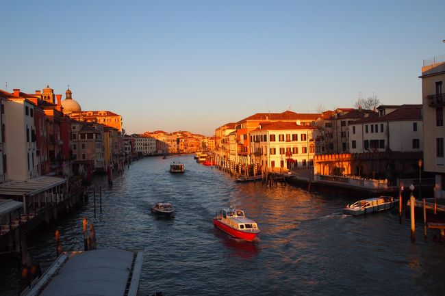カタール航空、ドーハで乗継をし、ベネツィアに到着<br />。<br />カタール航空はエコノミークラスでも座席間の幅が広く、<br />これまでに使った航空会社の中では結構快適でした！<br /><br />ベネツィアに着いて、さっそくホテルへ。<br />本島に泊まるため、ATVOの青いバスを使って空港から本島へ行きました。<br />片道6ユーロと安いです！<br /><br />本島で、石畳のガタガタした道をスーツケースを持って歩くのは大変でした。<br />階段もやたら多く、手には豆！<br />観光客に優しくないなぁと感じる。。<br />