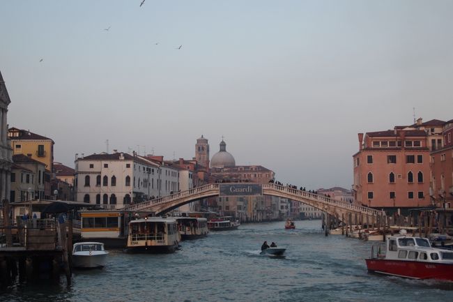 ホテルにチェックインしてお出掛け！<br /><br />この風景を見たら一気に元気に！<br />これはサンタルチア駅のすぐそばです。。<br /><br />川霧のためか遠くの景色が少しぼやけ、絵画のよう！<br />さっそくジェラートを♡