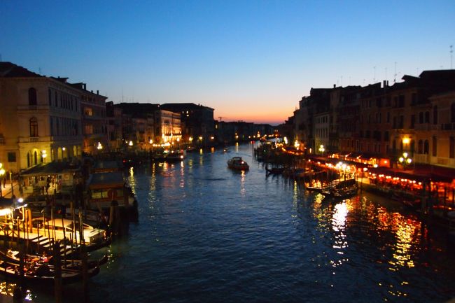 とりあえず有名な場所、リアルト橋へ<br />これはリアルト橋からの夜景<br /><br />ホテルはサンタルチア駅から近いものの、<br />ベネツィアの中心サンマルコ広場やリアルト橋からは遠い。。<br /><br />ベネツィアの良いところは、どの街角にも、<br />サンマルコ広場、リアルト橋への道案内矢印が着いていること！<br />おかげで迷わずに済みました。<br />