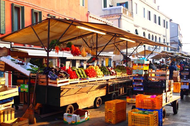 朝は早起きをして出発。<br />朝市に並ぶ野菜がまぶしい位綺麗に光っています。<br />おいしそう。。<br /><br />