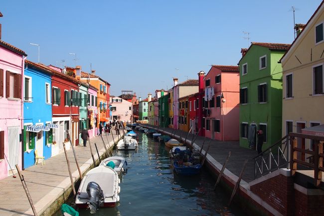 ブラーノ島はレースで有名な島です。<br />特にこの島に来たかった理由はカラフルな町並みが気になったから！<br />本島に素敵な町並み。。<br /><br />ベネツィアよりも生活感があって落ち着いていました！<br />この色使いは、漁師達が夜に帰って来て、自分の家が分かるようにするためだそうです！