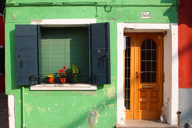 どの家も窓枠にシクラメンやチューリップを飾っていて素敵<br />壁の色に合わせて花を選んでいるようです。