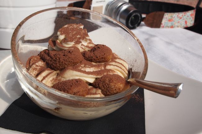 カプチーノとティラミスを注文！<br />テラス席です♡<br /><br />本場のティラミスは本当に美味しかった！！<br />日本で食べるものとは違い、苦過ぎず、甘過ぎない、<br />衝撃の味！<br /><br />入ってよかった！<br />