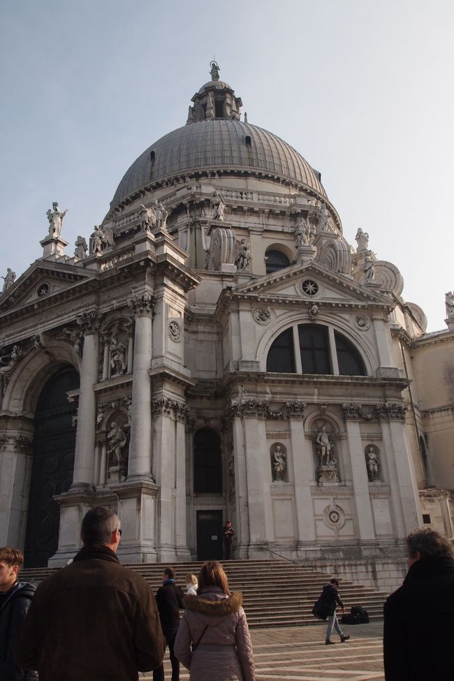 本島に戻り、乗り継いでサンマルコ広場方面へ<br /><br />まずはサンタマリアデッラサルーテ教会を見学<br />