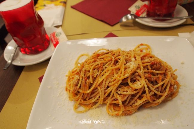 お昼ご飯を食べるため、教会周辺をぶらぶらし<br />カフェというかバールで食事！！<br />大好きなボローニャ風スパゲッティを頂きます！<br />ここも美味しかった<br /><br />店員のおじいちゃんが、目が合う度にウィンクしてくるお茶目な人でした♡