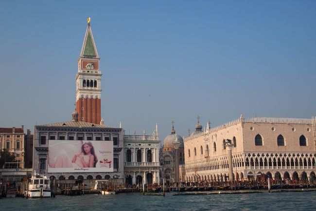 船から見るとなんだかすごい賑わいです。