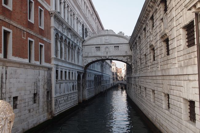 ため息橋を横目に見つつさっそく広場へ