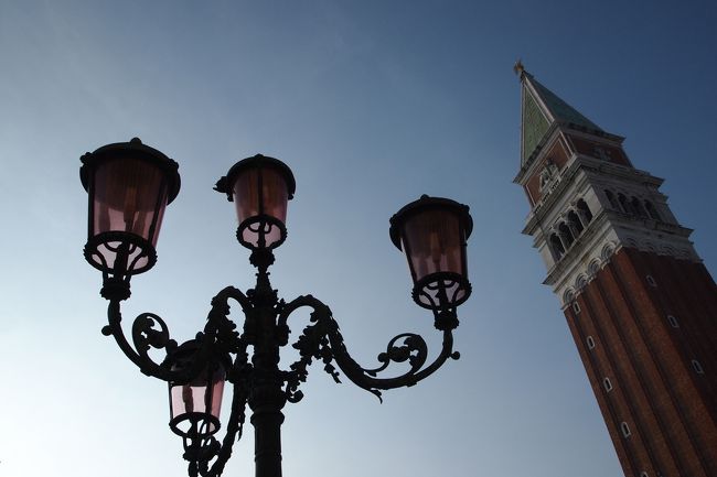 広場は広すぎて全体を撮る事が出来ません。<br />これには登りませんでした。<br />高かったので！笑<br /><br />余談ですが、マカオにベネチアンというホテル兼カジノ兼ショッピングモールがあります。<br />とても広いものでしたが、まさにベネチアを完コピしたもの！！<br />サンマルコ広場やリアルト橋を見て、<br />どうも見た事あるなと思ったら、マカオでした。