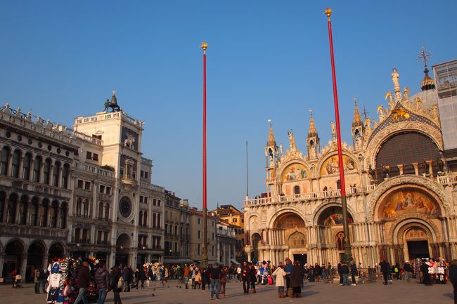 そしてサンマルコ寺院に入る。。<br />写真右手がサンマルコ寺院ですが、入り口から豪華絢爛<br />若干工事していました。<br /><br />