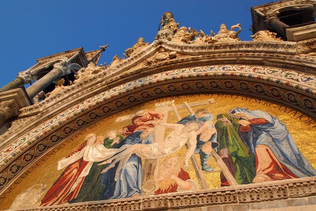 中の写真は撮れませんが、上のテラスに出て広場を見渡せます。<br />中がまたすごい。。