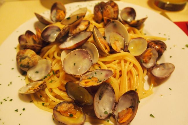 日も暮れ、夕飯の時間に。。<br />ガイドブックに載っていた、イカスミやボンゴレが有名なお店へ。<br />予約無しでもなんとか入れてもらえました。<br /><br />このボンゴレ、とても美味しかった。<br />ワインが効いてます。<br />友人のイカスミを少しもらいましたが、これまた絶品！！！