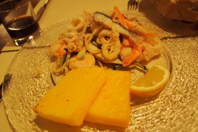 調子に乗って魚介のフリッターも注文！！♡<br />美味しすぎる。。<br /><br />地元の人に愛されてるお店のようで、常連さんが沢山いました。<br /><br />のんびりしてたらホテルの前に着くヴァポレットの終バスを逃すことに。。<br />9時くらいになると終バスがちらほら出始めます。。<br /><br />仕方ないのでサンタルチア行きに乗って、サンタルチア駅から歩いて帰りました。<br />