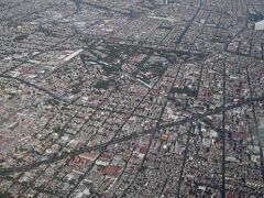 おおおっ。。。飛行機からのメキシコシティ。す...凄すぎる..ゴミゴミ感...。