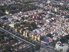 メキシコ航空の飛行機は本当にゆっくり街の上空を旋回しながら、かなり低い角度からアプローチします。うぉぉ。。マジ低すぎる..ゾクゾクする...

でも、ナスカの地上絵をセスナで見下ろすのと同じ感覚...おぇ！気持ち悪くなってきた..吐きそうだ..早く着陸してくれ〜〜。
