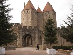 城砦の東門であるナルボンヌ門です。

一般に城砦の入り口というとここななります。
城門は東西南北に４箇所ありますが、
交通の要路に面していたのは
ここナルボンヌ門です。

そのためナルボンヌ門は城門というよりも
１個の城砦のように築かれています。
