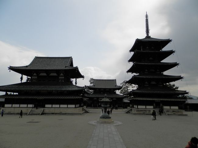 法隆寺のシンボルの五重塔と金堂を<br />正面からカメラにおさめたの。