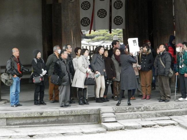 グーちゃん、<br />何、ひとりでブツブツ言ってるの？<br />ツーリズムの皆様が来たから<br />夢殿にいくよ。