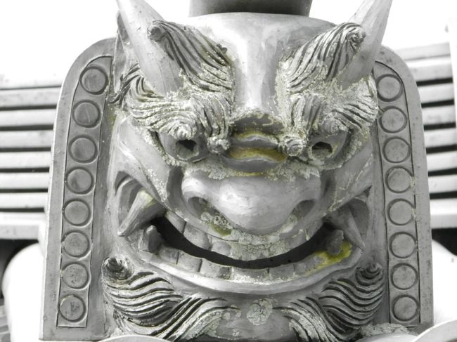 おじさん、お便所はどこなの・・・。<br /><br />は？おしっこ？<br />その門の手前にあるわ！