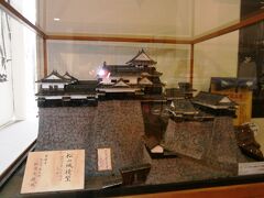 では中へ

松山城の模型

この日は、ロープウェイが改修工事のため運休。なのでリフトで上まで行きます。