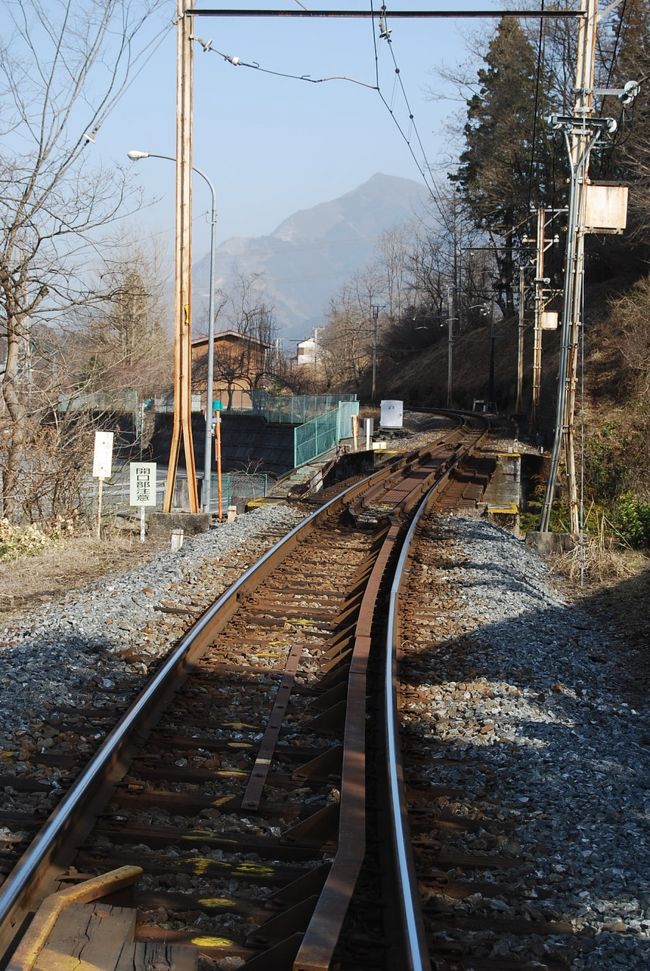 線路を渡る<br /><br /><br />武甲山が見られる<br />
