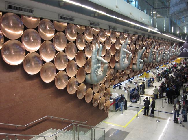 イミグレ<br /><br />すごいね。<br /><br />コルカタ空港と全然違います。<br /><br />