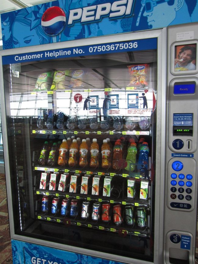 自動販売機。<br /><br />お菓子買ってみた。