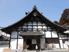 次はお隣にある瑞巌寺。
本堂は修理期間中で見ることができませんでしたが、
代わりに台所である庫裡（くり）や、大書院が公開されていました。