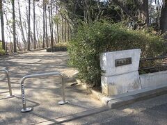 伊勢社の境内と道路を隔てて「新石川公園」があります。