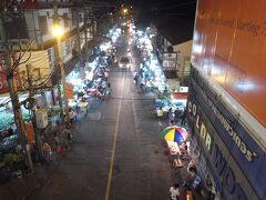 【トンロー38屋台街】毎回来てしまうよな～
欧米人率・女子率 高し！
