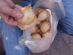 ココナツ菓子を買い食い、オンザロード！
あっ、ここはカオサンです・・
