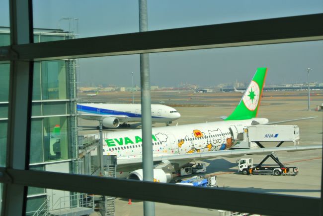 飛行機はエバー航空！<br /><br />キティー！！！！<br /><br />羽田から松山空港へ行きま〜す！
