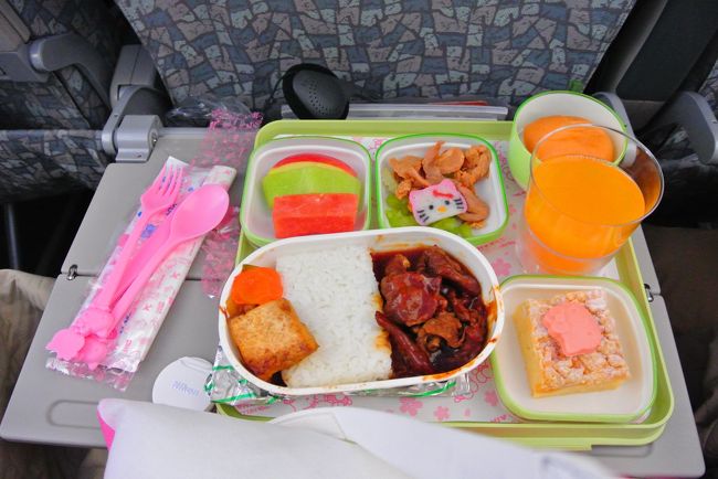 機内食もかわいい。おままごとみたい。<br /><br />味はイマイチです。でもかわいいので許せちゃう。