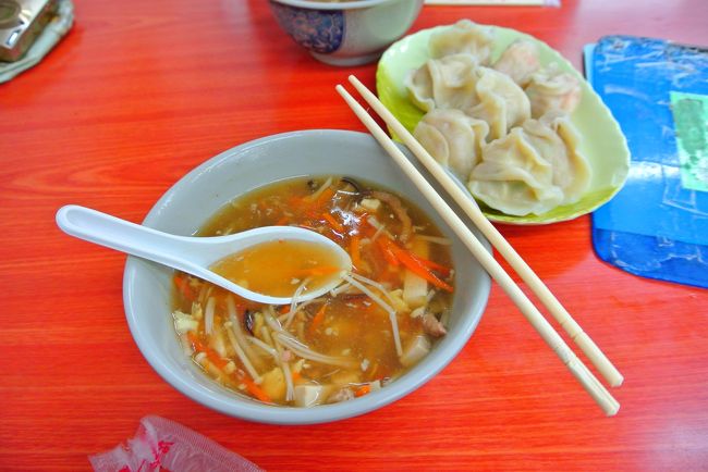 お店の人が優しいので、すんなり注文。<br /><br />酸辣湯と水餃子。<br /><br />すっごいおいしい。安いし。